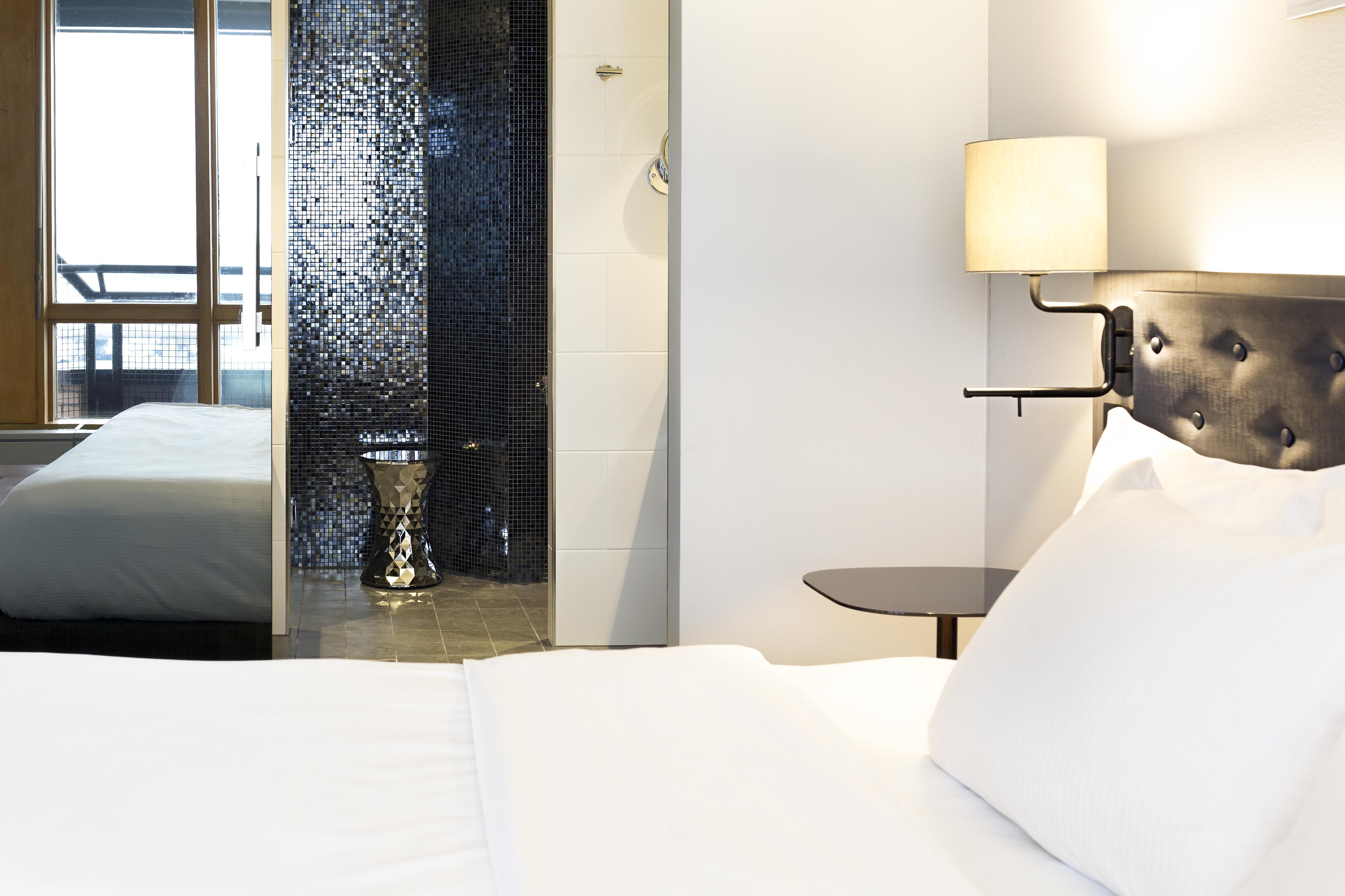 Hilton Helsinki Strand Exterior foto A room at the hotel