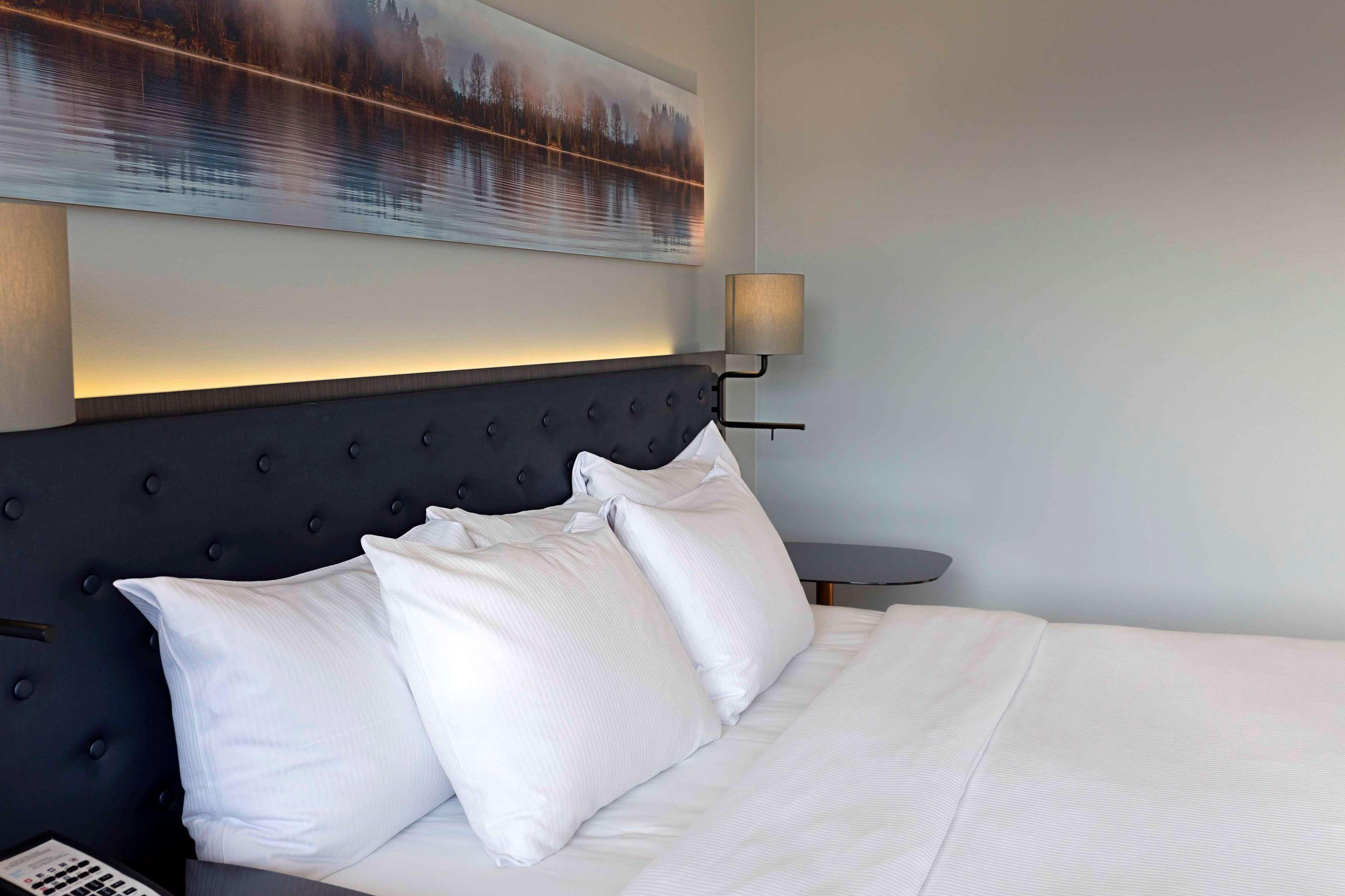 Hilton Helsinki Strand Exterior foto A bed with three pillows