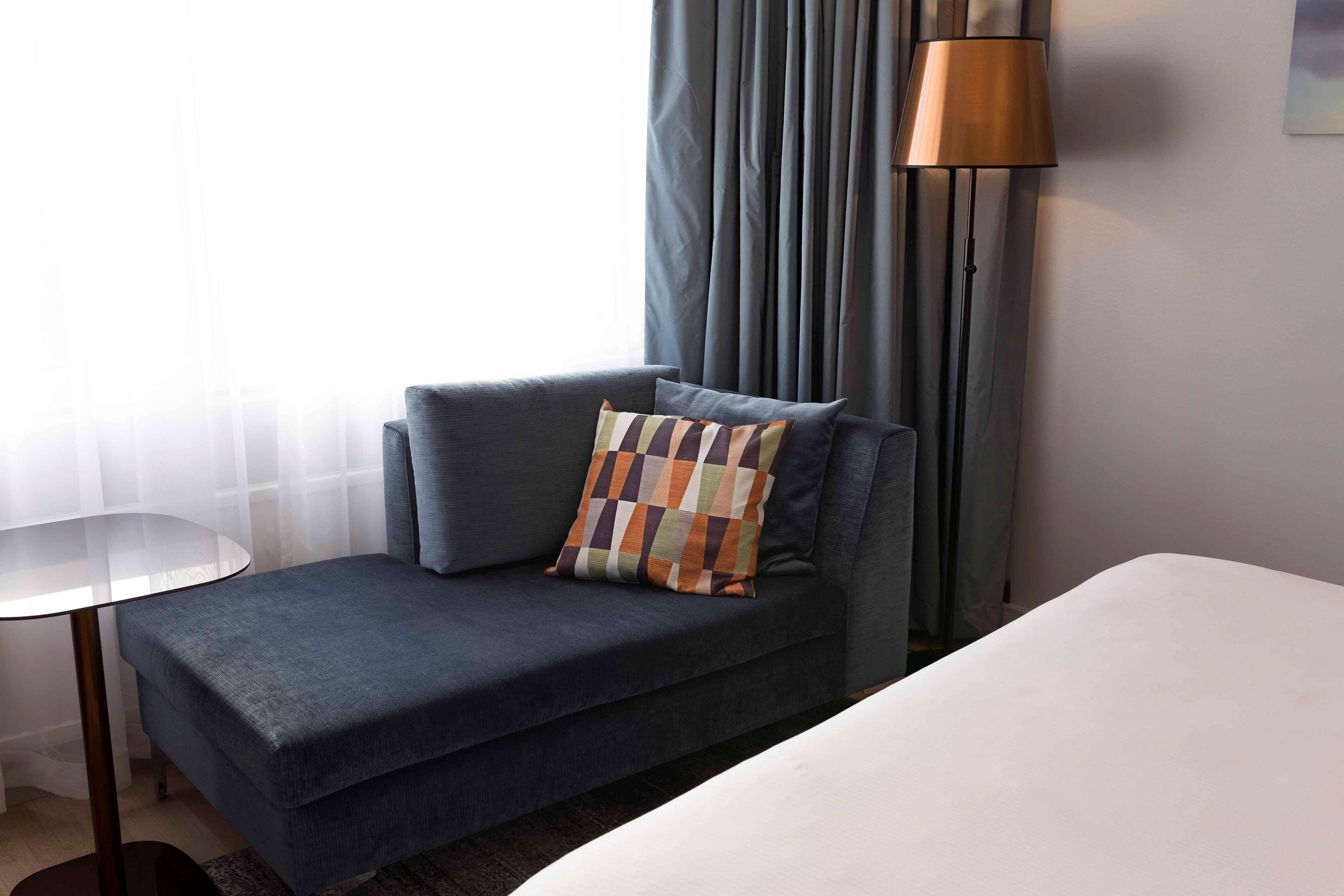 Hilton Helsinki Strand Exterior foto A sofa bed