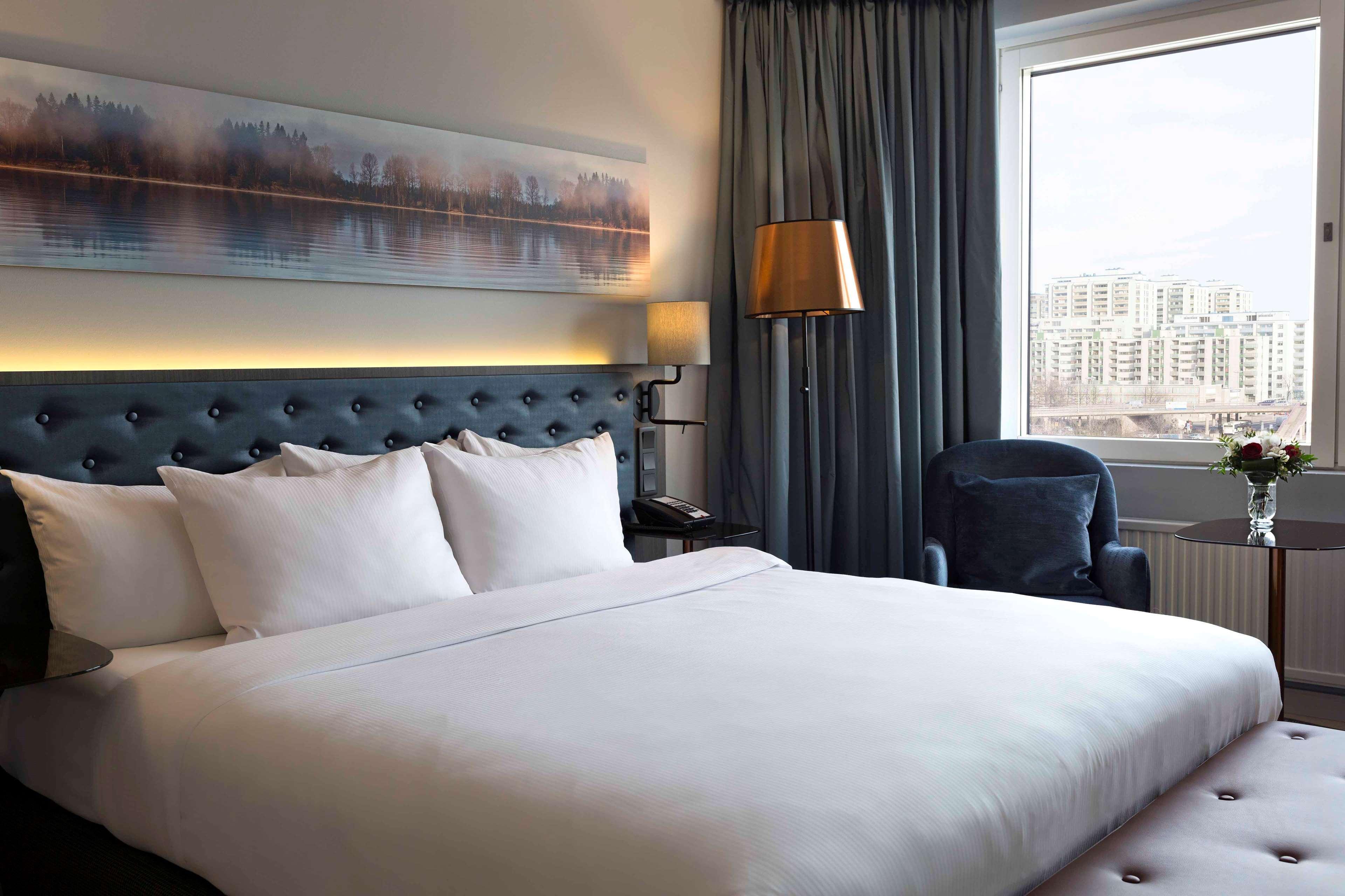 Hilton Helsinki Strand Exterior foto A room at the hotel