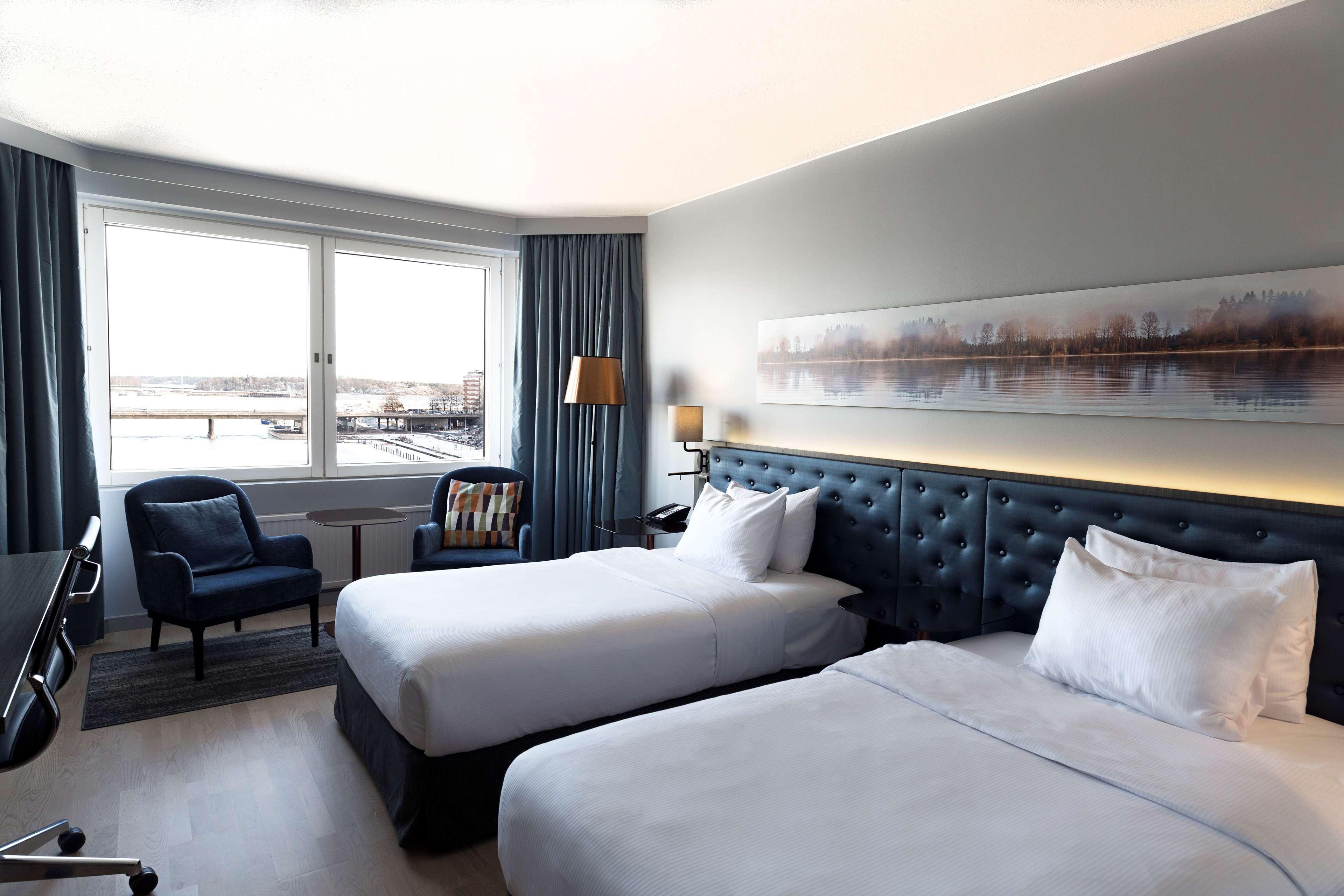 Hilton Helsinki Strand Exterior foto A room at the hotel