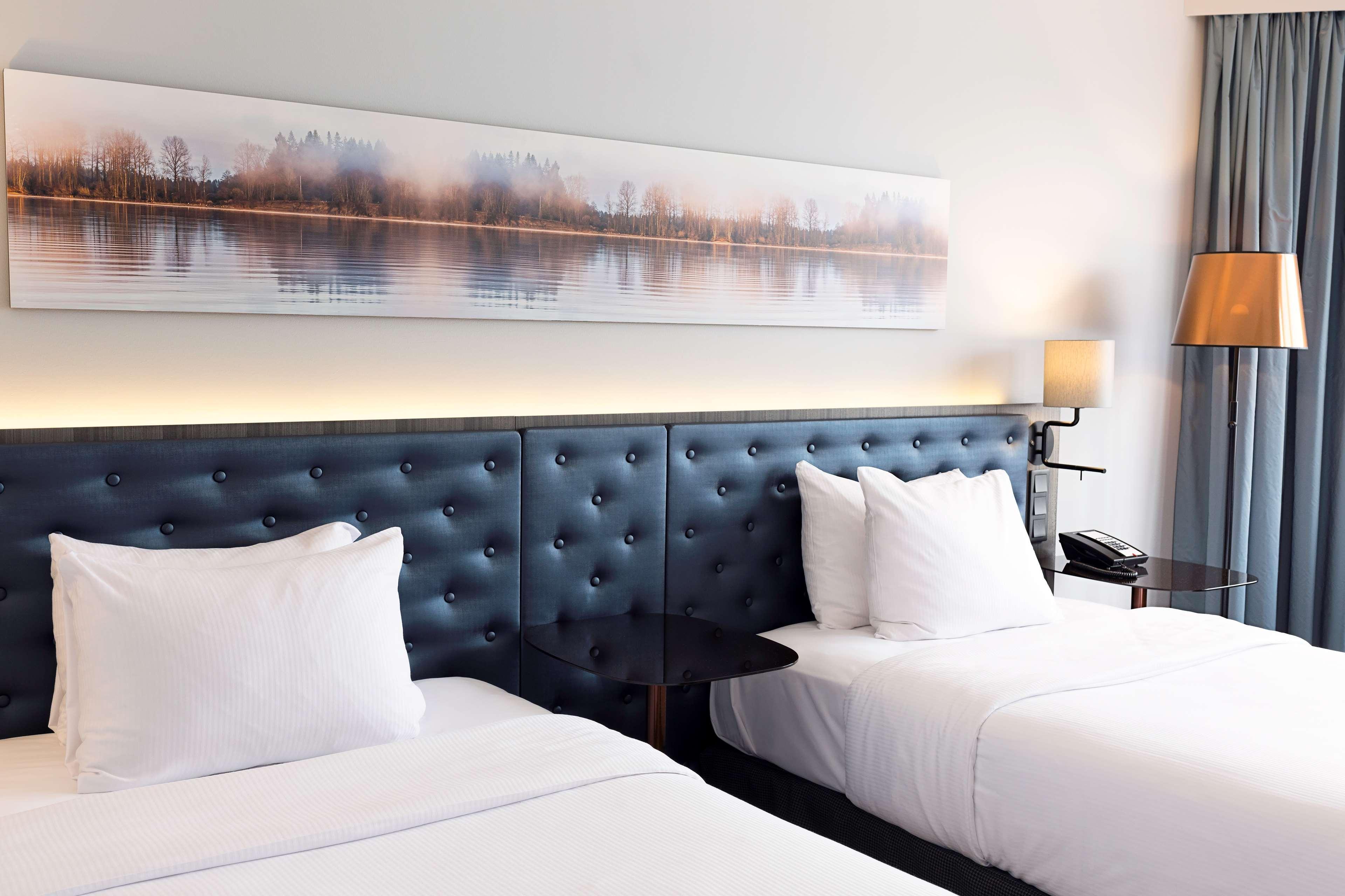 Hilton Helsinki Strand Exterior foto A room at the hotel