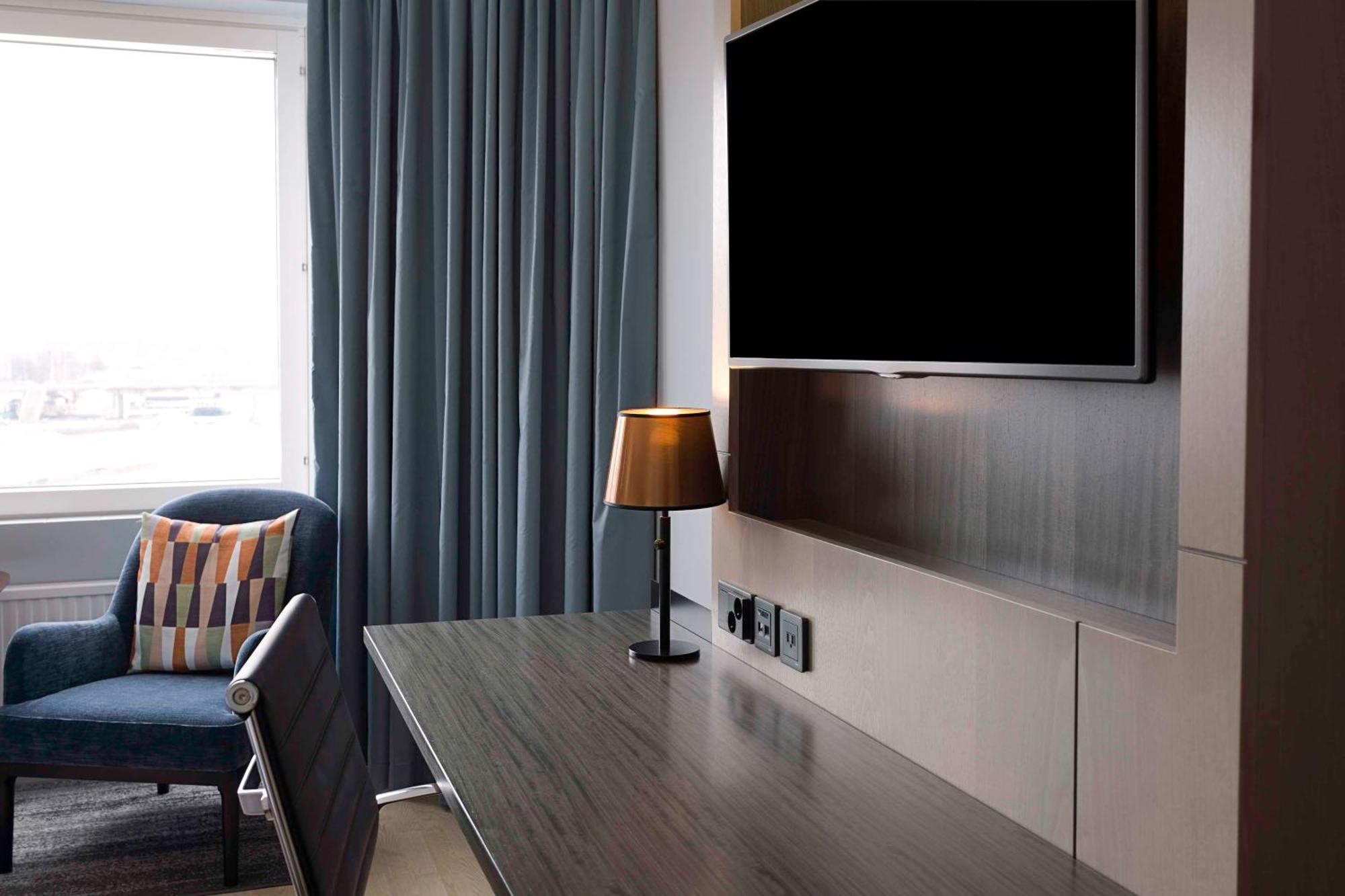 Hilton Helsinki Strand Exterior foto A television in a hotel room
