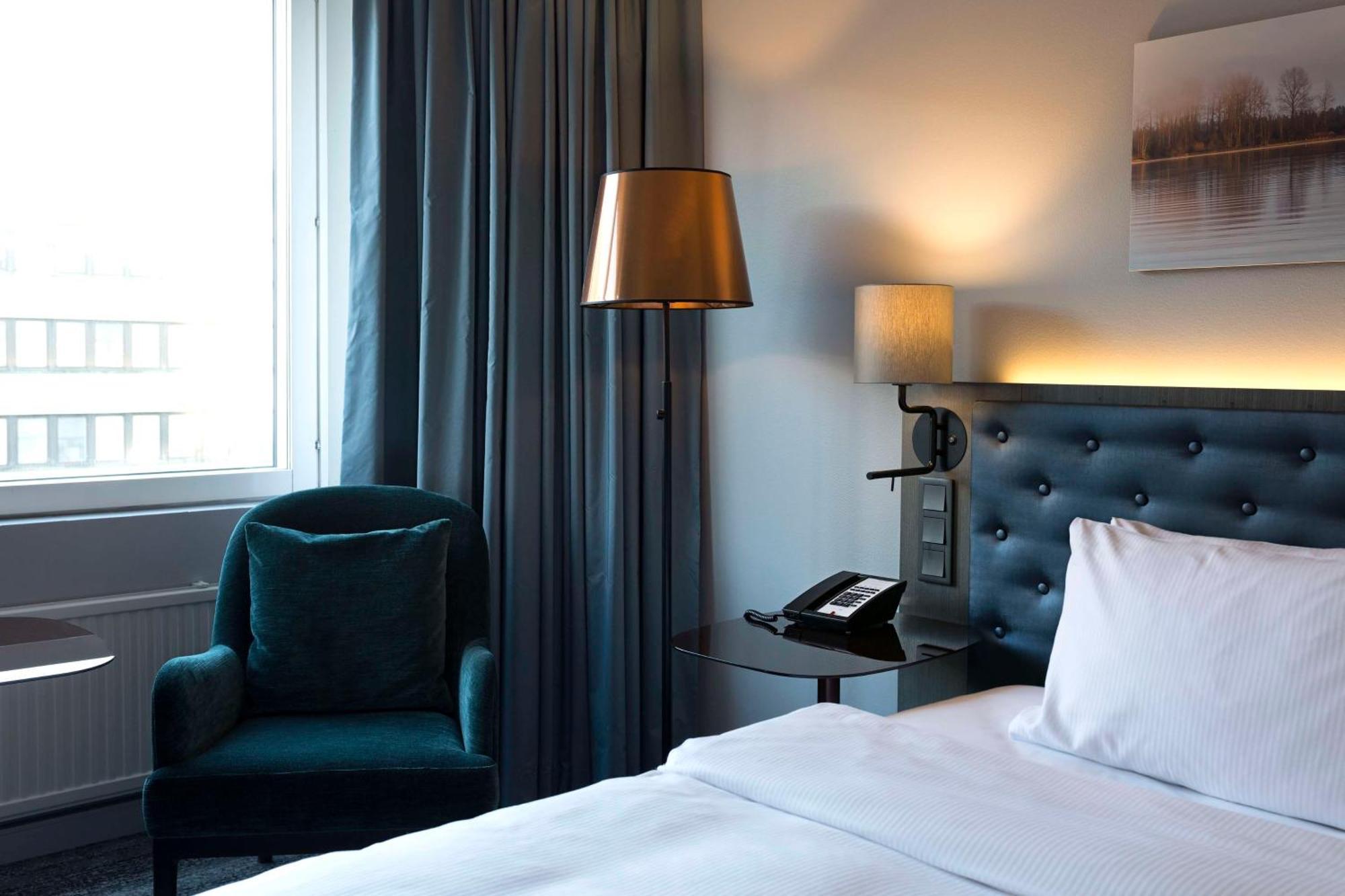 Hilton Helsinki Strand Exterior foto A room at the hotel