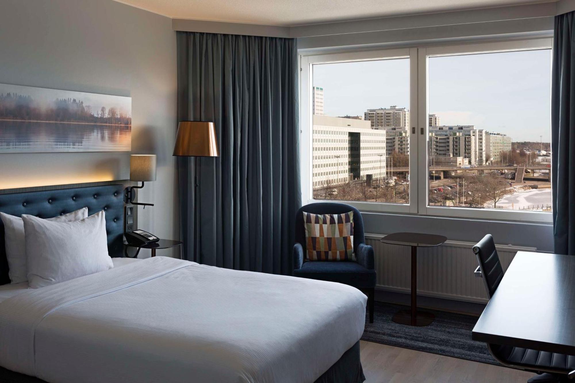 Hilton Helsinki Strand Exterior foto A room at the hotel