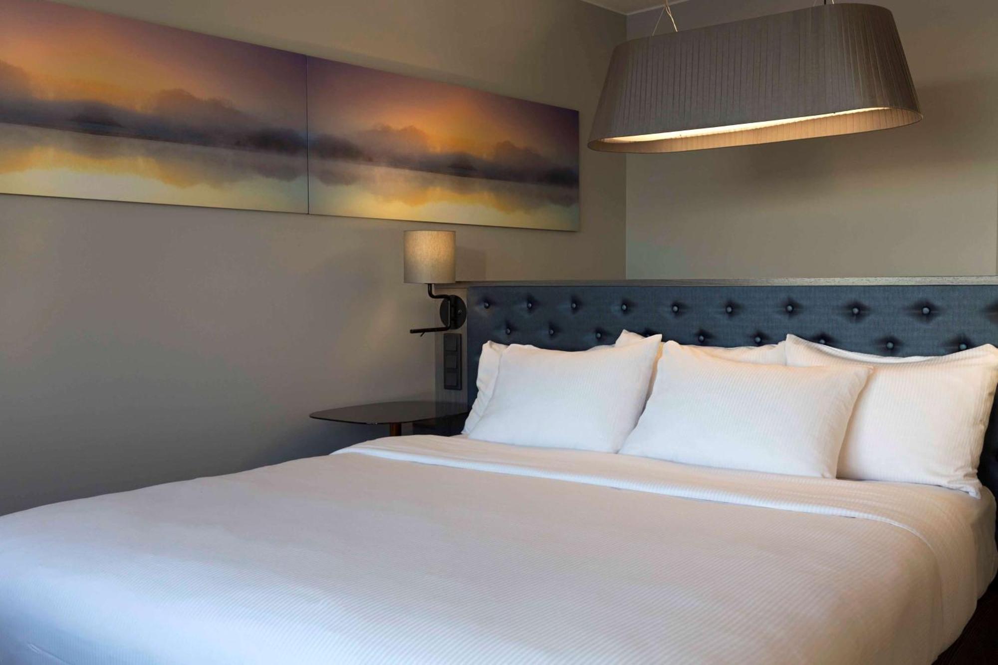 Hilton Helsinki Strand Exterior foto A bedroom at the hotel