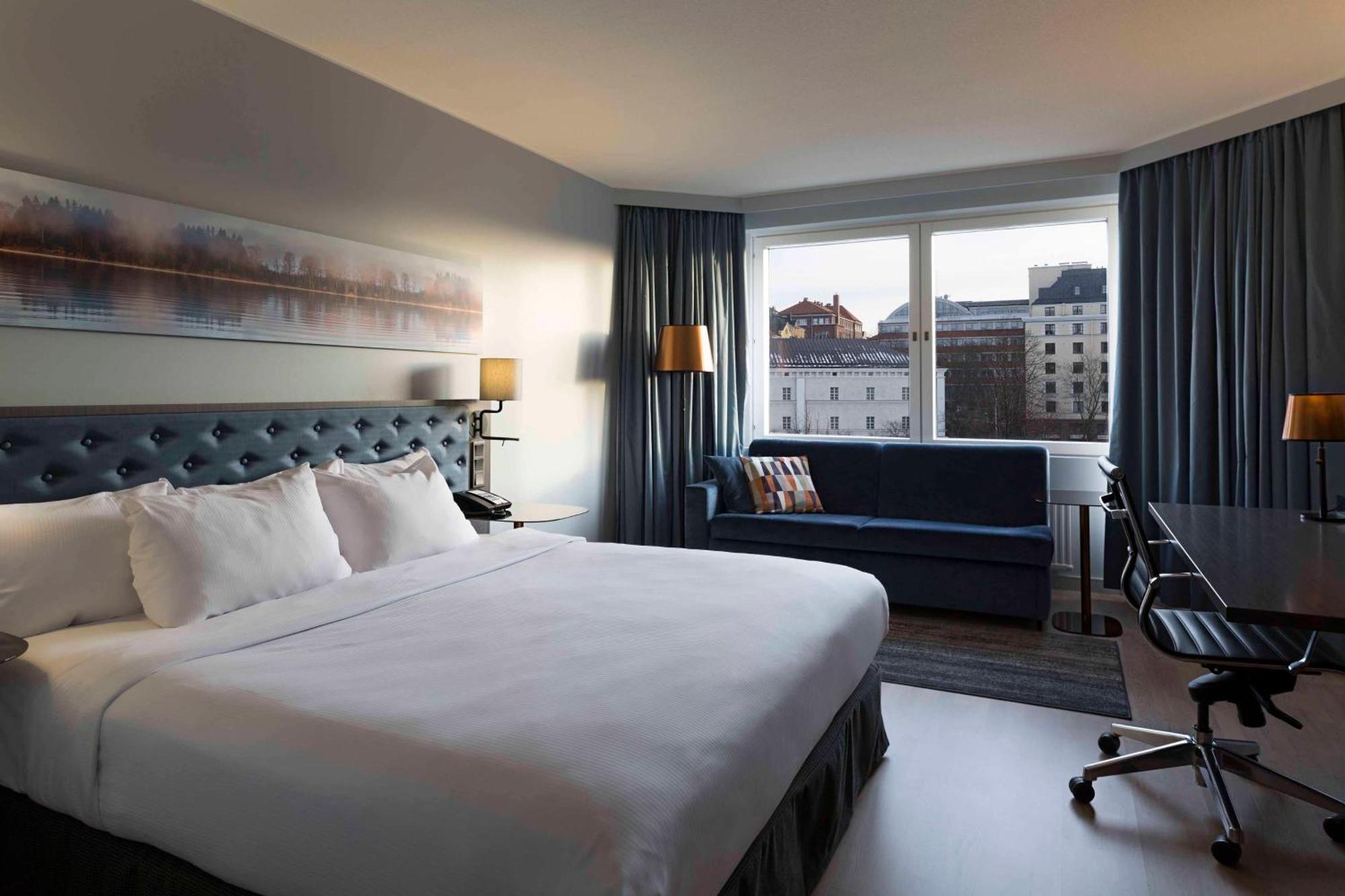 Hilton Helsinki Strand Exterior foto A room at the hotel