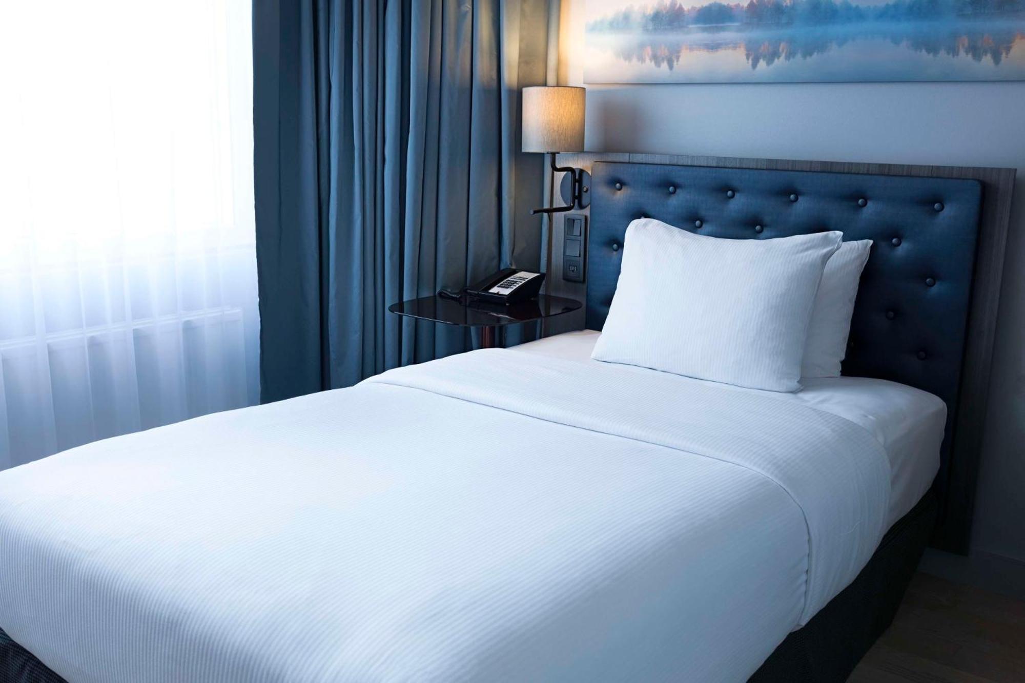 Hilton Helsinki Strand Exterior foto A single bed