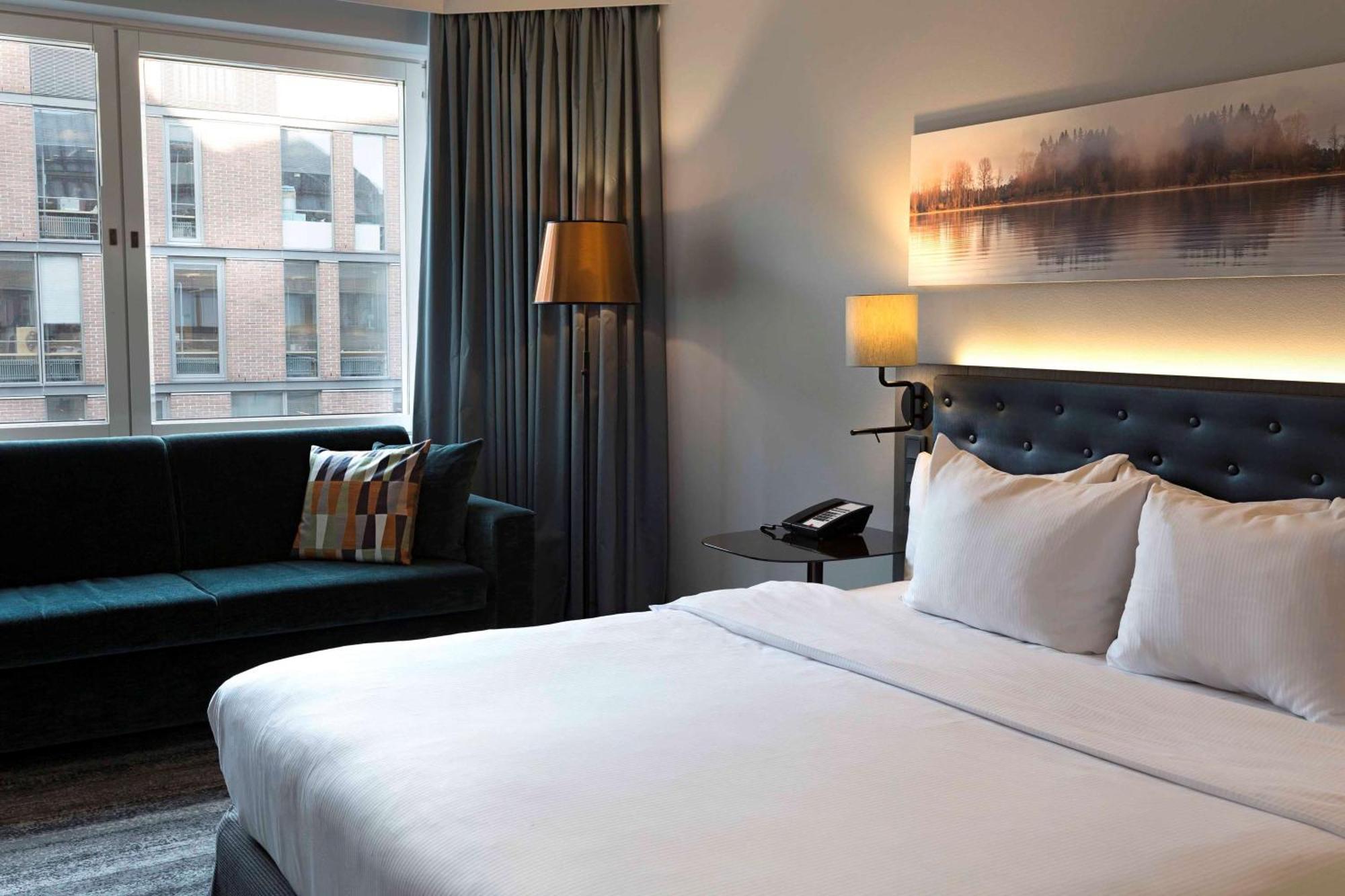 Hilton Helsinki Strand Exterior foto A room at the hotel